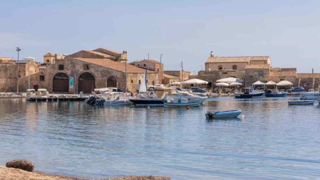 📍 Sicilia · Borghi d'Italia Piazzetta barocca, mare color smeraldo e il profumo del tonno rosso...