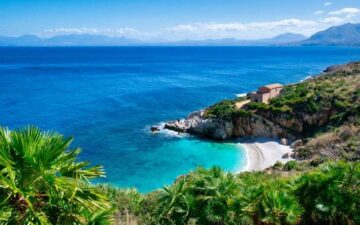 La Sicilia continua a sorprendere con luoghi che sembrano appartenere a un’altra epoca. Tra coste...