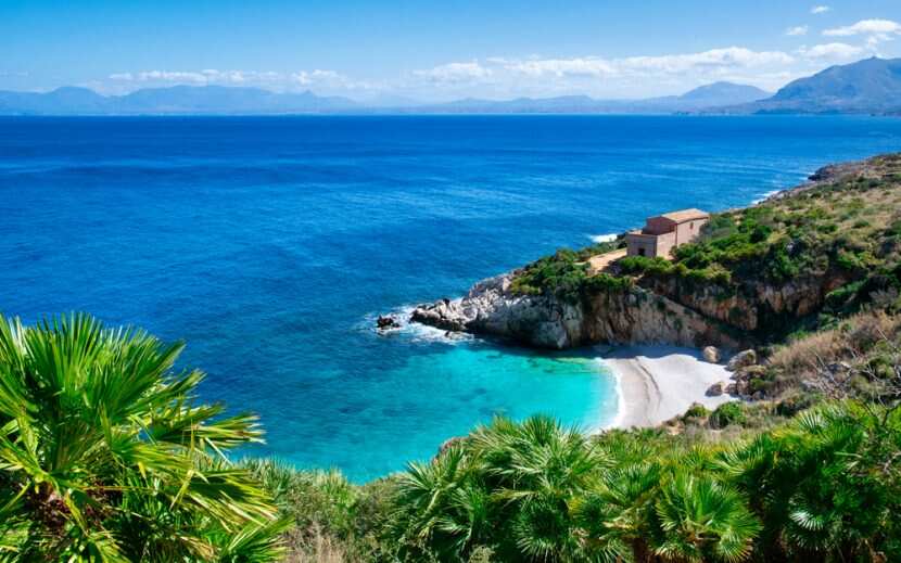 La Sicilia continua a sorprendere con luoghi che sembrano appartenere a un’altra epoca. Tra coste...