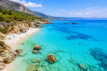 Quando si parla delle spiagge più belle d'Italia la competizione è sempre serrata. Dalle calette...