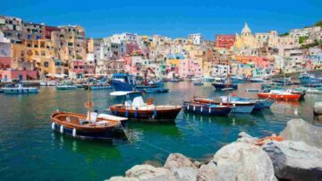 E' il borgo sull'isola più colorata d'Italia: case pastello affacciate sul mare, storia medievale e...