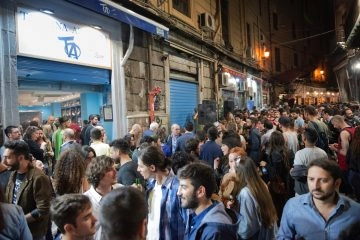 Assembramenti inconsapevoli. E pensare che prima quegli scatti fossero vita vissuta. Tutti...