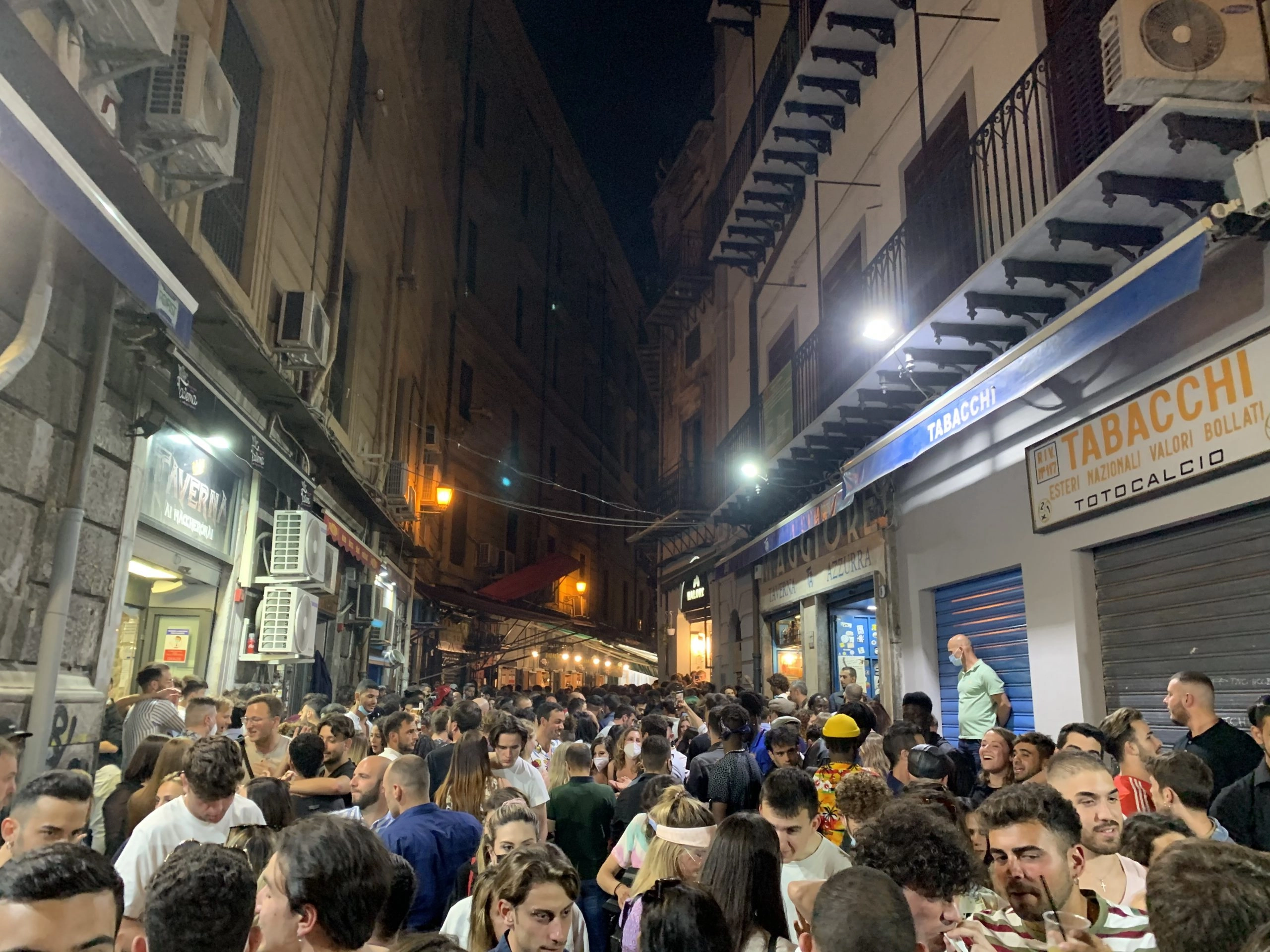 Il primo sabato sera di zona gialla a Palermo è arrivato e ha portato tutto quello che era...