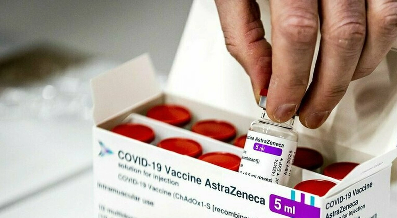 Il vaccino AstraZeneca, somministrato lo scorso marzo nell'hub della Fiera di Palermo, gli avrebbe...