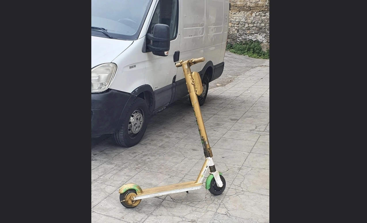 Dopo aver visto monopattini spaccati, divisi a metà o in tre pezzi, ora i vandali puntano all’arte...