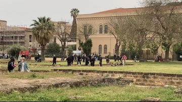 A piazza Magione continuano gli assembramenti. Non è la prima volta che giovani e meno giovani...