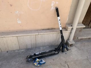 Un monopattino decomposto vicino a corso Tukory, ad un passo dal centro storico di Palermo. O almeno...