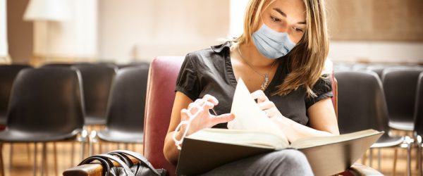 student with face mask in the library
