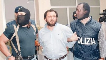 "U verru", il porco, l'uomo di fiducia dei grandi capi di Cosa Nostra, torna il libertà. Giovanni...