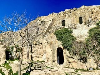 Ad Alia, in Provincia di Palermo, vi è un complesso di architettura rupestre avvolto nel mistero...