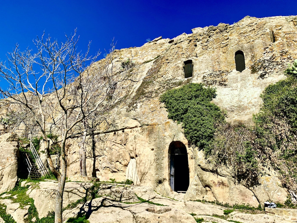 Ad Alia, in Provincia di Palermo, vi &egrave; un complesso di architettura rupestre avvolto nel mistero...