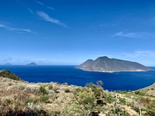 Alcune mete da non perdere quando ci si trova alle Isole Eolie (una per ogni isola) Le Isole Eolie...