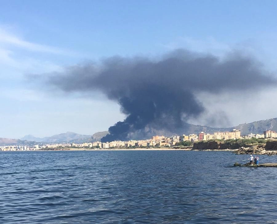 Un'alta nube nera visibile da centinaia di metri minaccia la zona industriale di Brancaccio...
