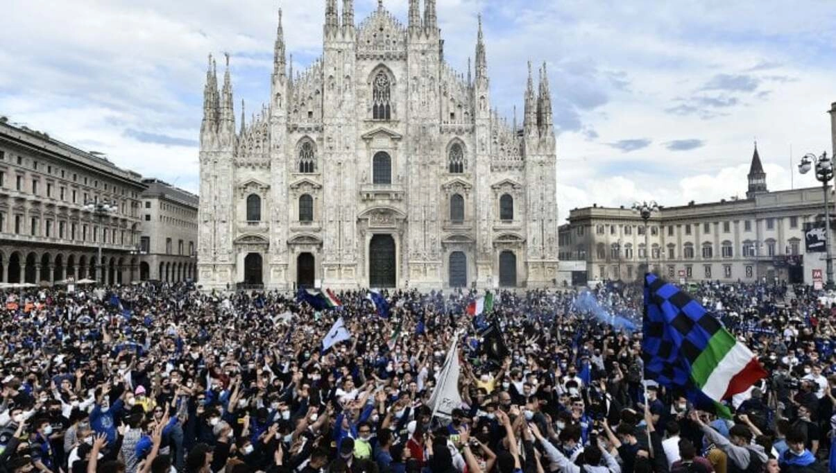 I tifosi neroazzurri celebrano la vittoria matematica dell’Inter riversandosi in migliaia in Piazza...