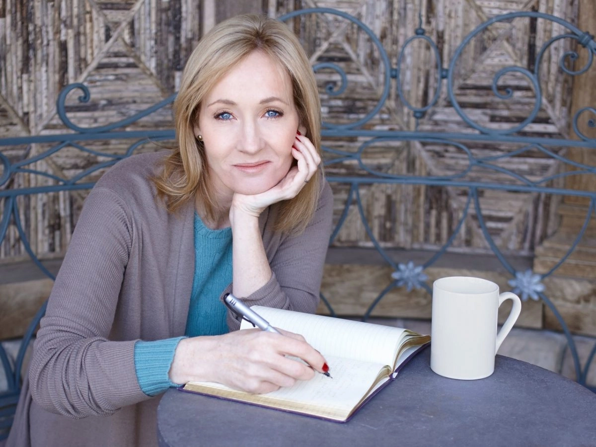 Dopo uno degli ultimi successi &ldquo;Animali fantastici e dove trovarli&rdquo;, J.K. Rowling autrice delle saga...
