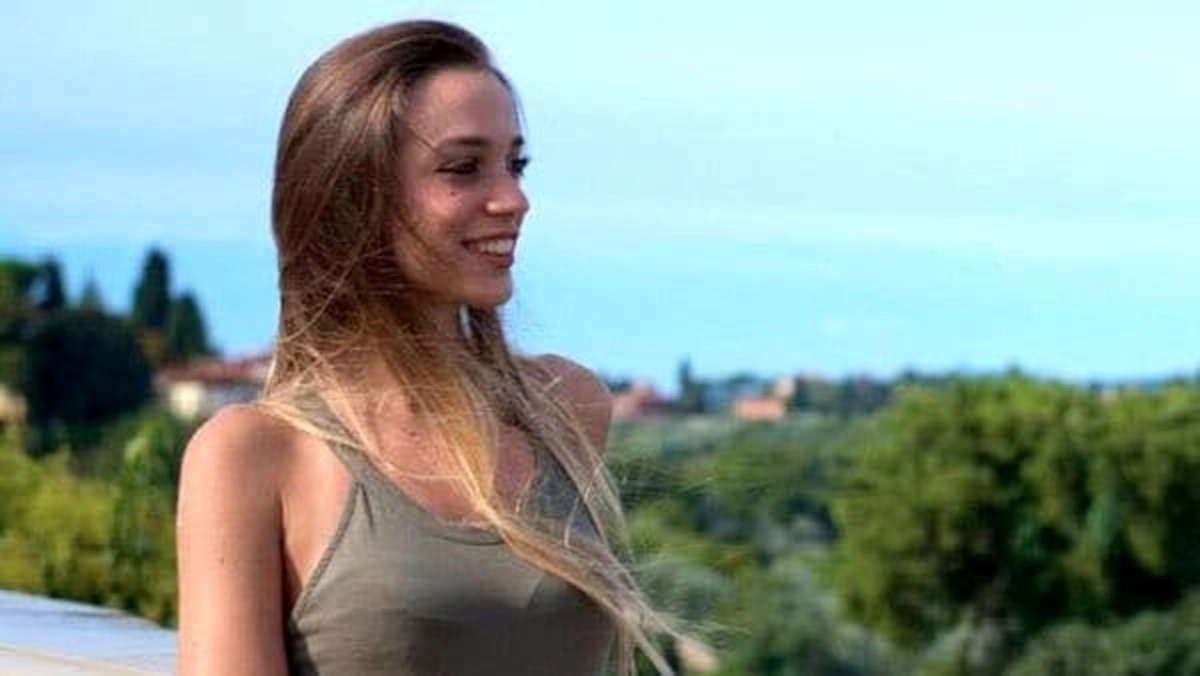 Luana D'Orazio, giovanissima madre operaia di 22 anni, è morta sul posto di lavoro. Una morte...