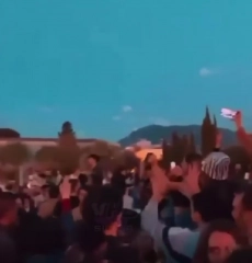 Continuano gli assembramenti caotici del fine settimana a Piazza Magione. Tanti i giovani che si...