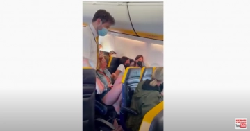 "Mi chiede anche il distanziamento...sta lesbica!". Sono scene di ordinaria follia quelle riprese...