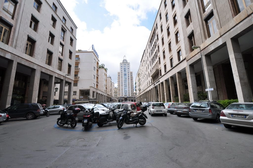 Un clochard di 38 anni di origini polacche è morto sotto i portici di piazzale Ungheria a Palermo...