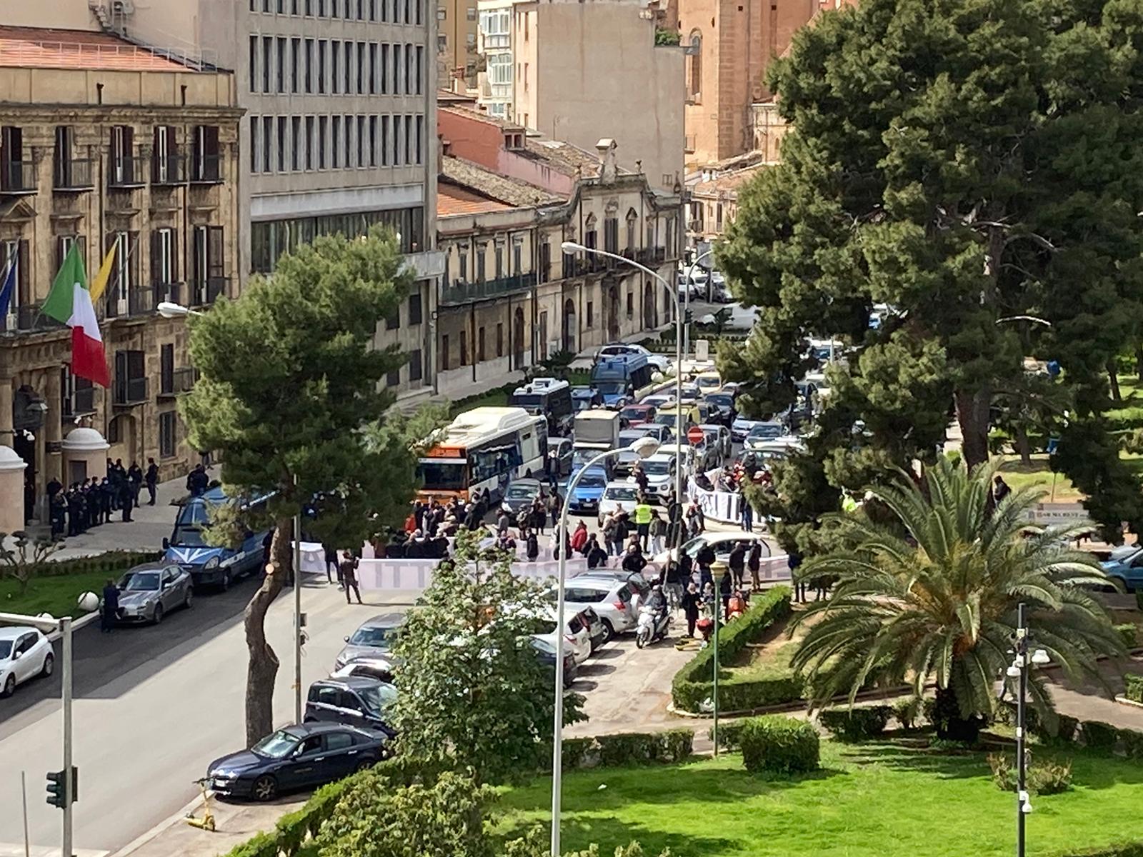 Palermo, ristoratori protestano davanti alla Regione ...