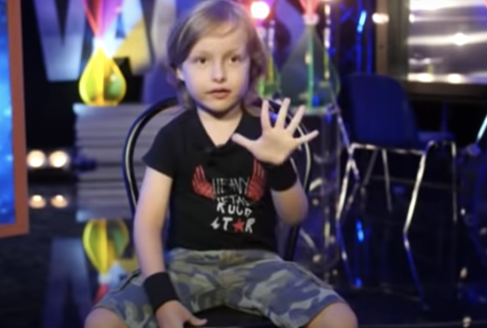 Alessandro Massimo Baviera ha solo 5 anni,ma suona la batteria come un musicista navigato, a tal...