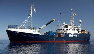 La Sea Eye, con 415 migranti a bordo soccorsi al largo della Libia, sta circumnavigando la costa...