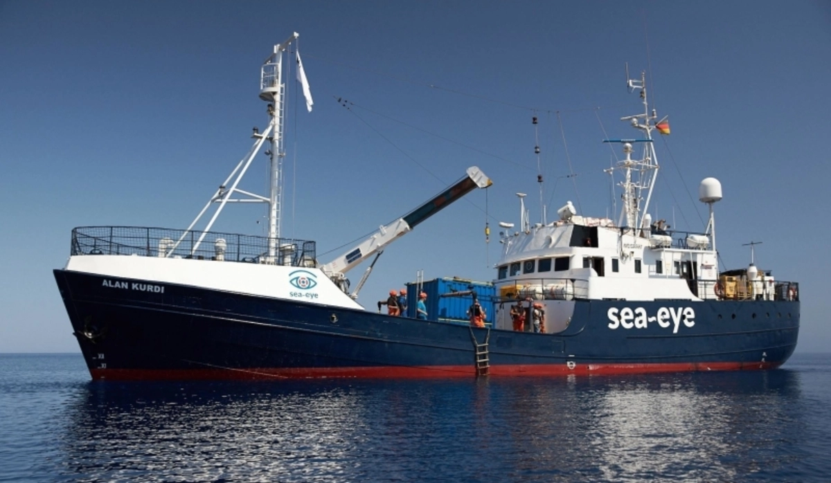 La Sea Eye, con 415 migranti a bordo soccorsi al largo della Libia, sta circumnavigando la costa...