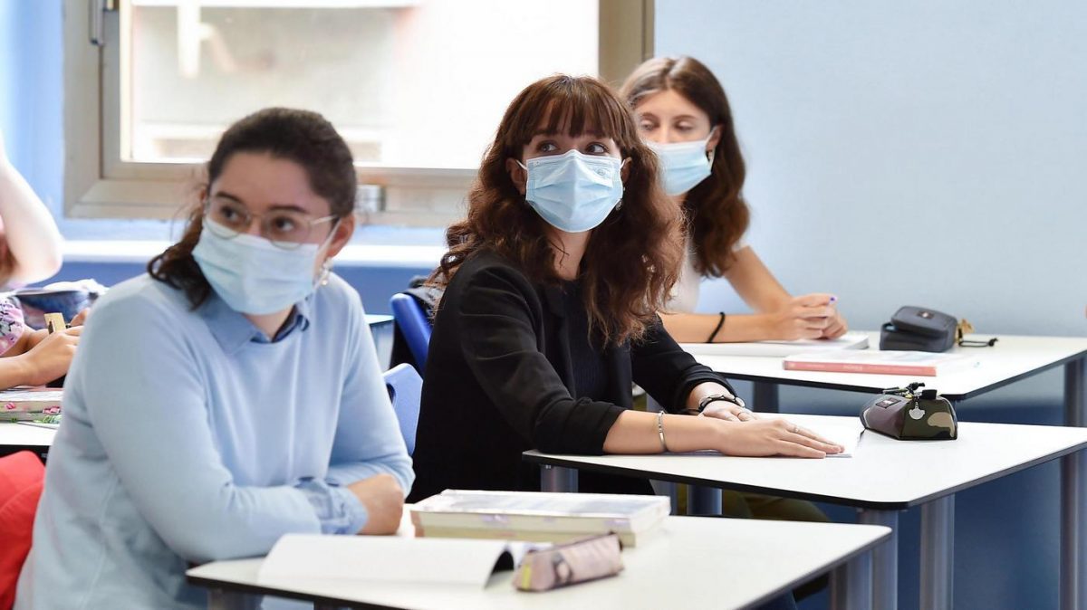 Scuole aperte anche in estate, Draghi ci riflette