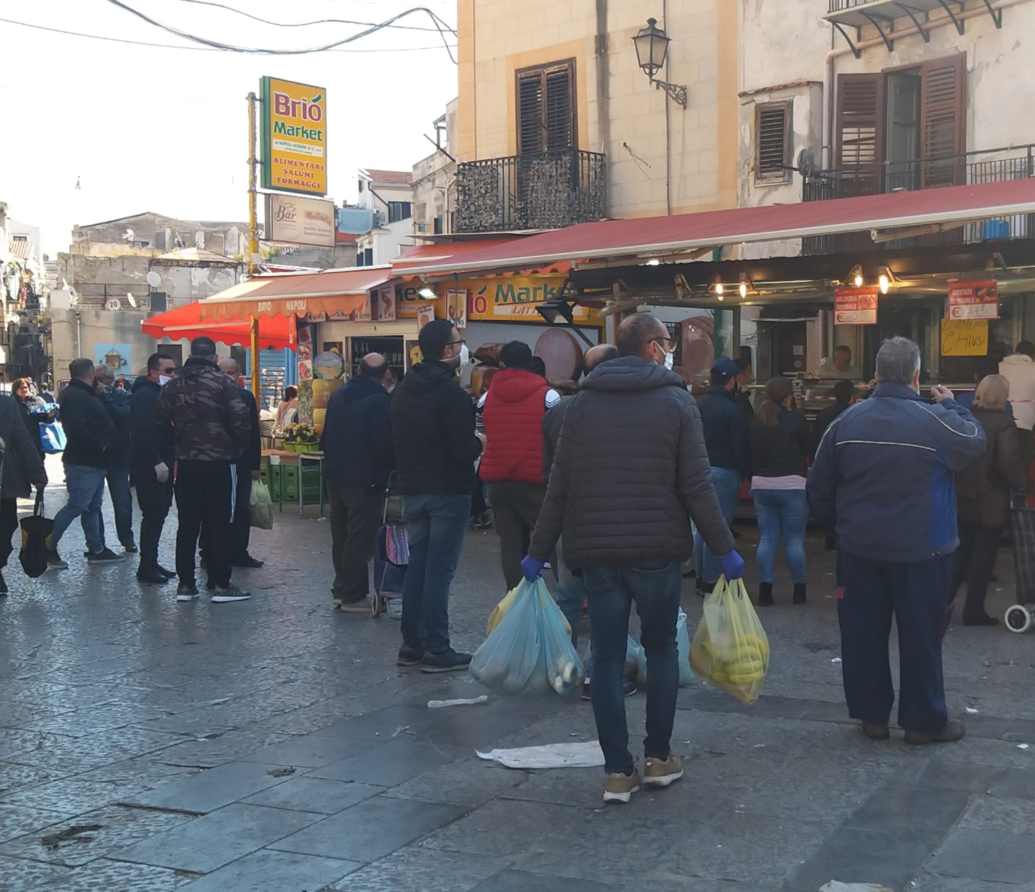 Ballarò piena di gente. L’agnello con le patate vince sulle restrizioni