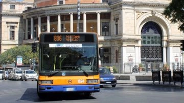 Prima gli insulti a sfondo razziale e poi l'aggressione fisica: un pugno in faccia a una donna...