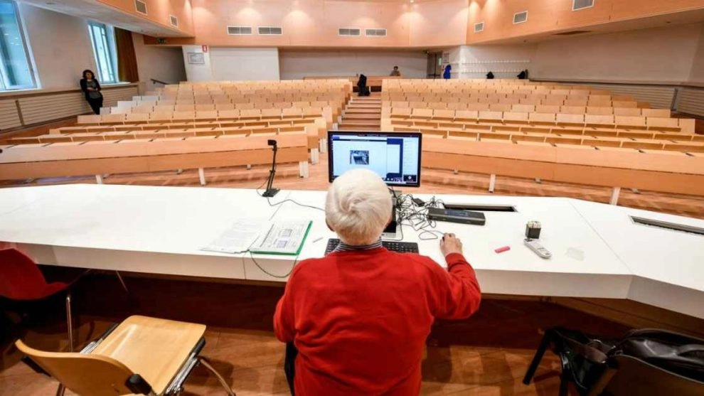 La modalità a distanza potrebbe sconvolgere per sempre il legame tra studenti e Università pubblica...
