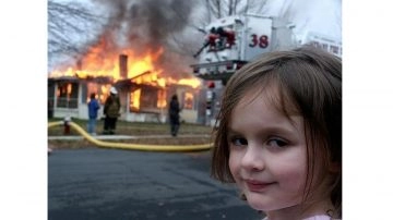 Disaster Girl, il meme che ritrae in primo piano una bambina con il suo ghigno compiaciuto davanti...