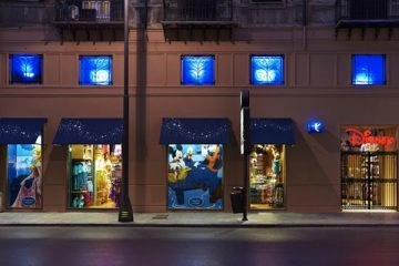 Tra qualche mese tutti i Disney Store abbasseranno per sempre le proprie magiche porte. A...