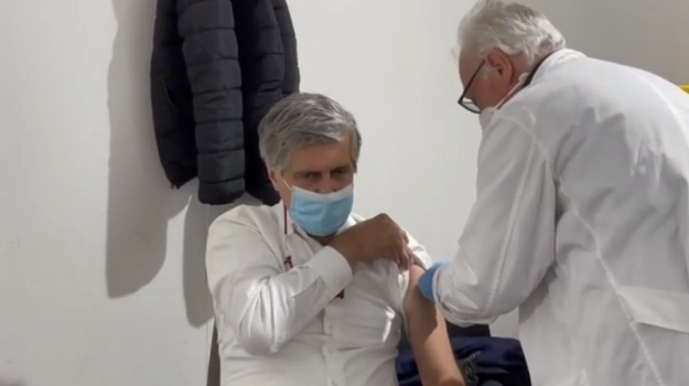 Un imprenditore ha preso un volo da Roma verso Palermo per vaccinarsi. Non ha avuto esitazioni...