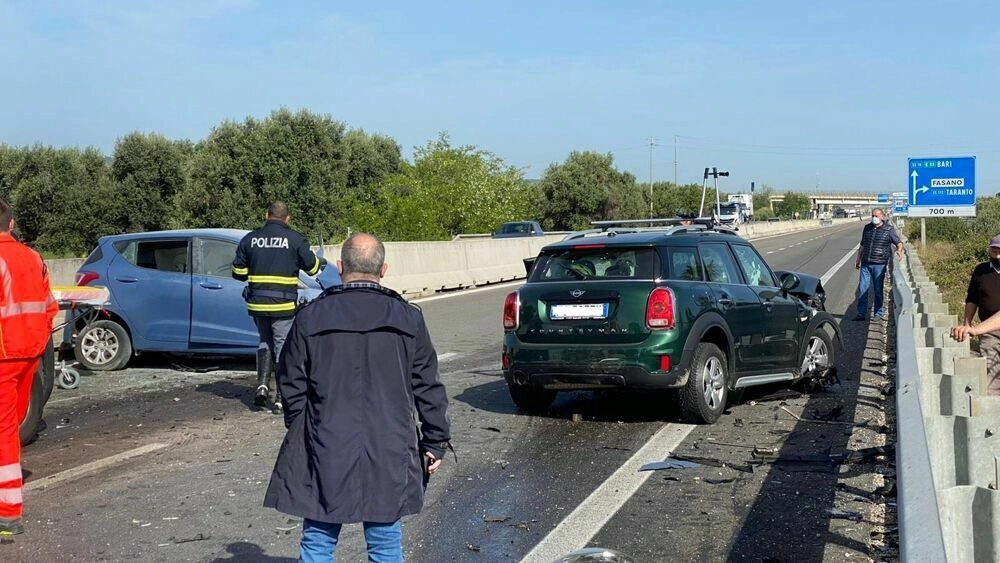 Un terribile incidente quello che è avvenuto in provincia di Brindisi. Un auto contromano nella...