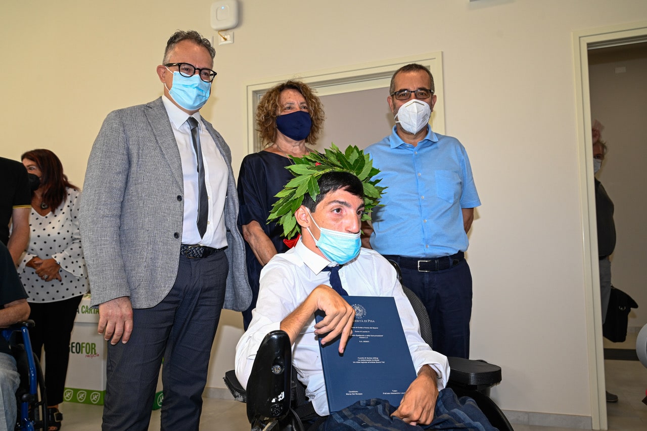 “Diverso da nessuno”, Marco affetto da paralisi cerebrale si laurea con 110 e lode