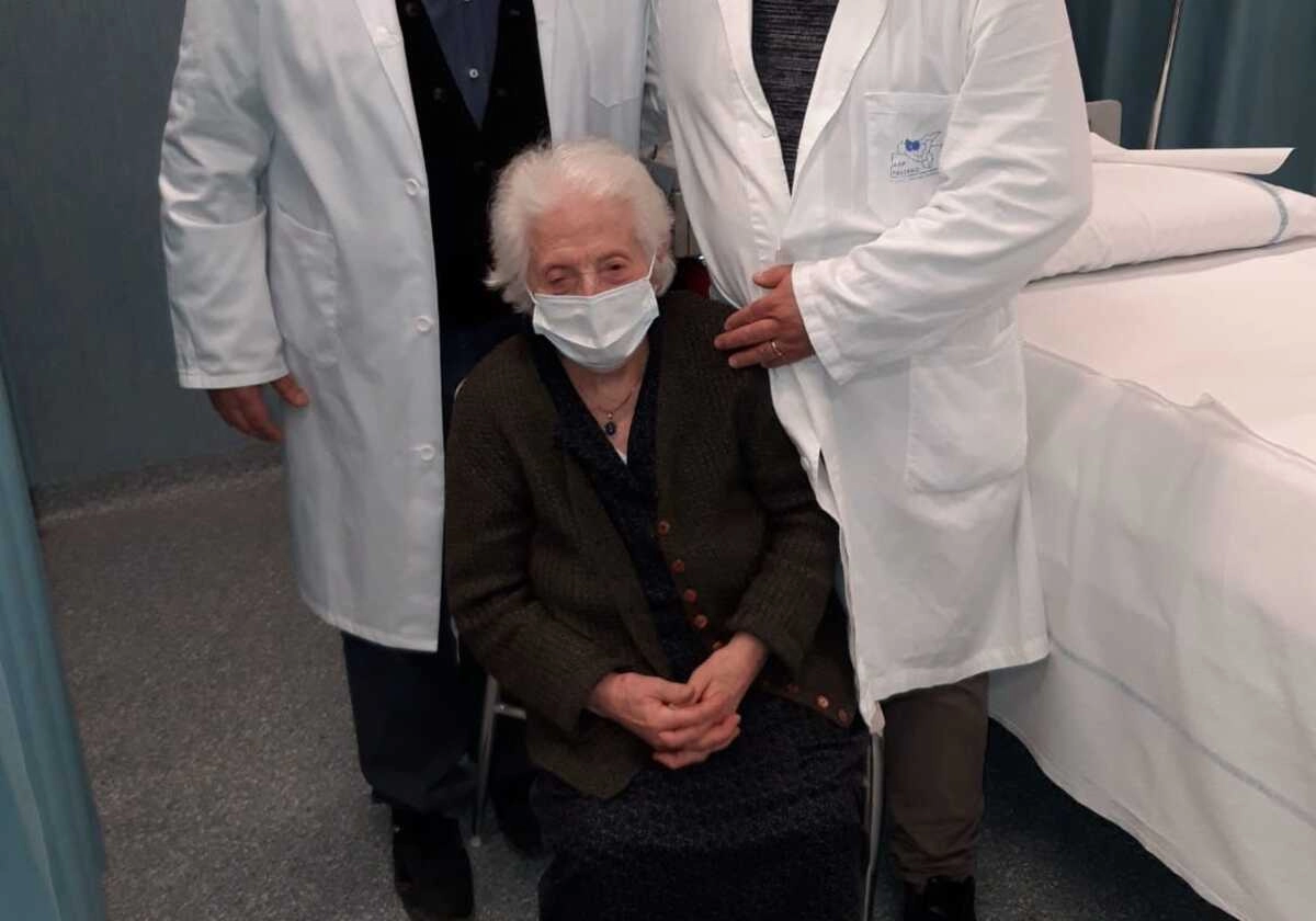 Era accompagnata dalla figlia ma si è mossa da sola. A 106 anni Maria Cerami, la 'nonnina' delle...