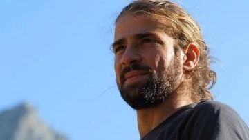 Nel 2013, il cameraman palermitano Mario Biondo viene trovato morto nel suo appartamento di Madrid...