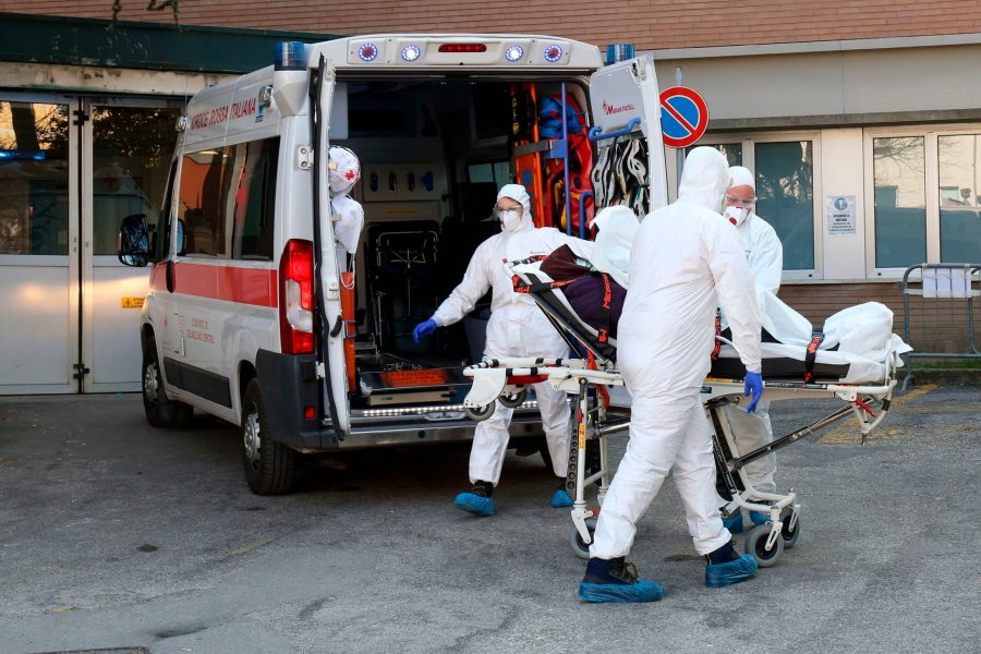 negazionisti contro operatori sanitari girate a vuoto