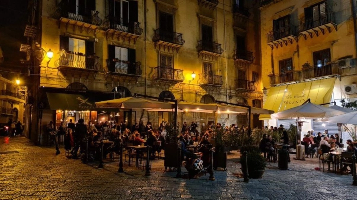 Una coppia di gay è stata aggredita a Palermo ieri sera, in via dell'Università. Un gruppo di...