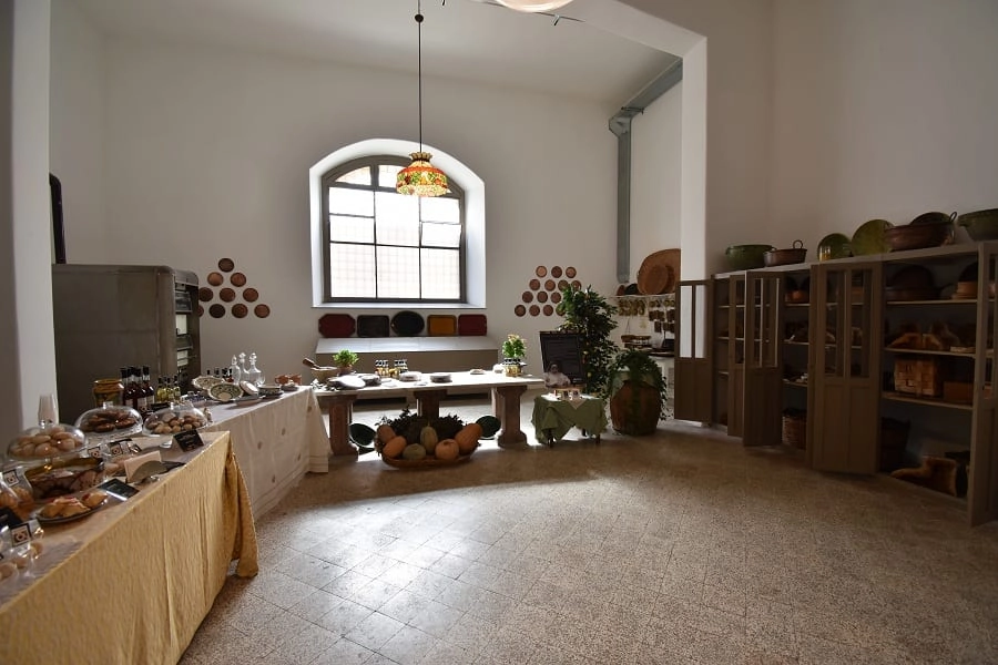 All’interno della Chiesa di Santa Caterina a Palermo vi è un laboratorio di pasticceria condotto per...