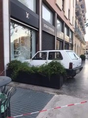 Paura in via Libertà questa notte per una tentata rapina da Louis Vuitton. Un'auto, una vecchia...