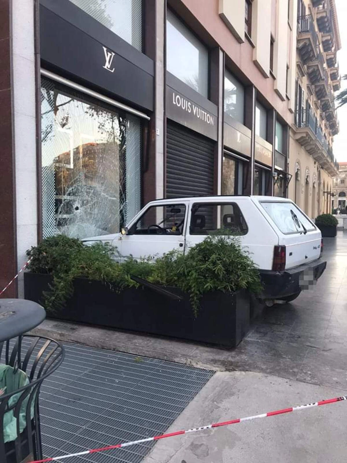 Paura in via Libertà questa notte per una tentata rapina da Louis Vuitton. Un'auto, una vecchia...