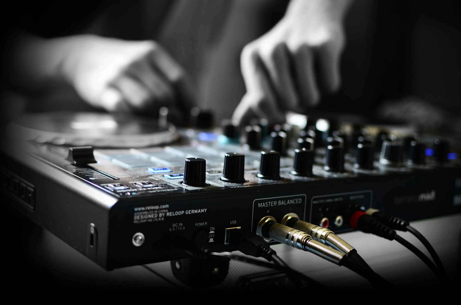 Ballavano a ritmo di musica techno in campagna, in provincia di Caltanissetta. Partecipanti del rave...