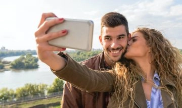 L'amore ai tempi dei social è impegnativo. Devi essere sempre perfetto, fare foto, condividerl sui...