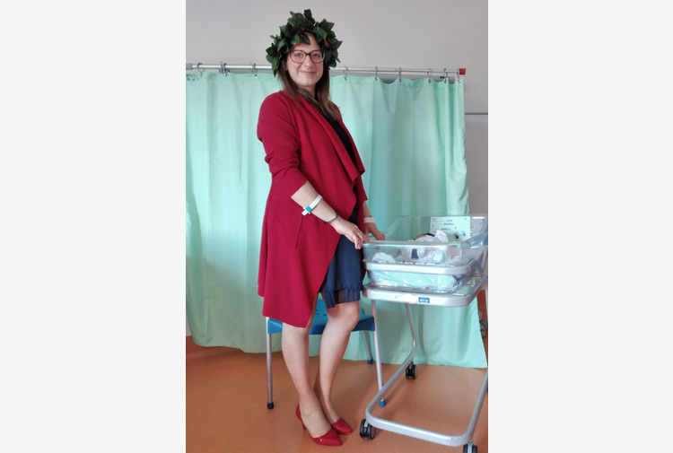 Si laurea in ospedale dopo il parto: “Posso essere sia madre che studentessa modello”