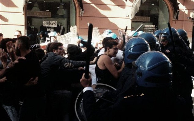 Si sono verificati scontri tra Polizia e studenti che manifestavano nei pressi del Teatro Massimo...