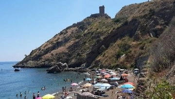 Dal 15 giugno ad Altavilla, località marittima nel Palermitano, sarà vietato fumare in spiaggia. Per...