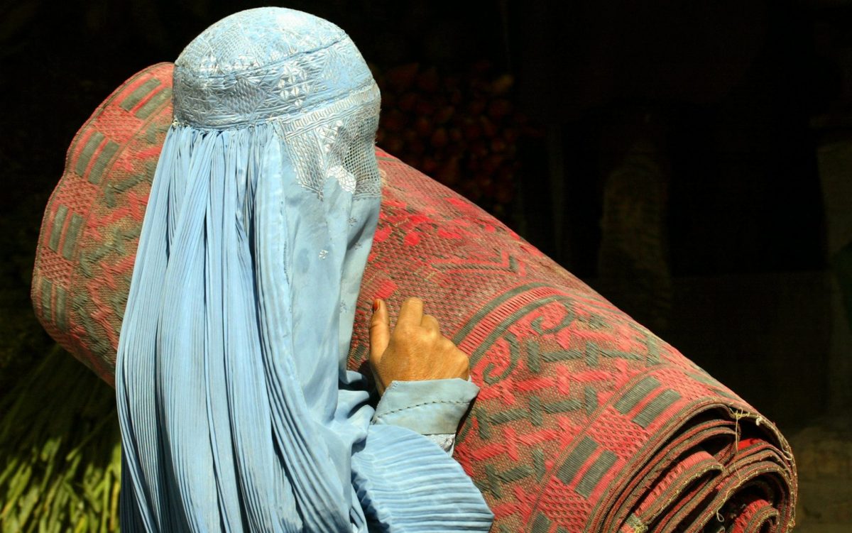 Mentre noi siamo presi dagli eventi, dall'estate che finisce, dalla pandemia che ancora incombe, in...