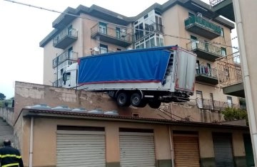 In provincia di Palermo, a Caccamo, si è sfiorata la tragedia. Un tir di grandi dimensioni è finito...